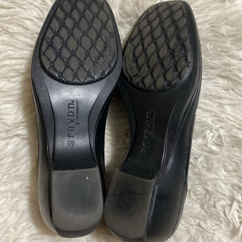 Aravon by New‎ Balance size 8 Kiley Floral Cut Out Black Leather Loafer